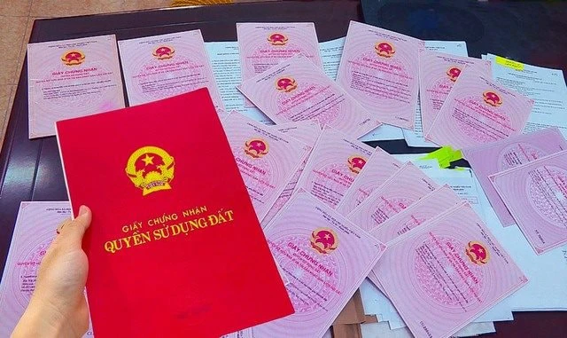 Năm 2025, có 8 trường hợp bắt buộc đổi sổ đỏ, sổ hồng, người dân cần lưu ý